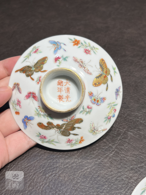清光绪 粉彩描金百蝶盖碗一对 - 图6